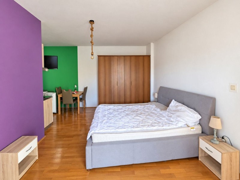 Studio mit Doppelbett und Esstisch