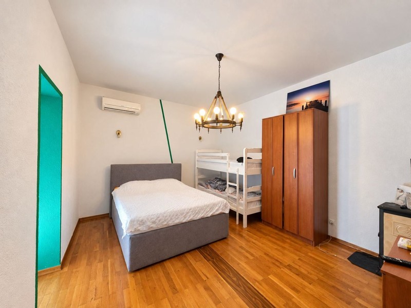 Schlafzimmer mit Doppelbett und Etagenbett