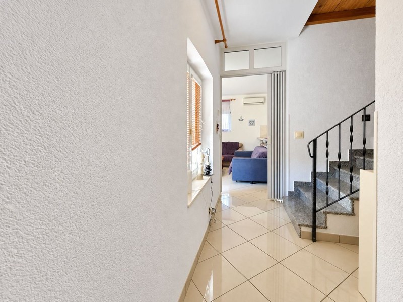 Flur mit Treppe und Blick ins Wohnzimmer