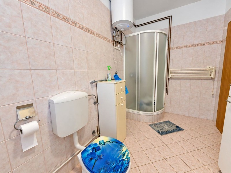 Badezimmer mit Dusche und Boiler