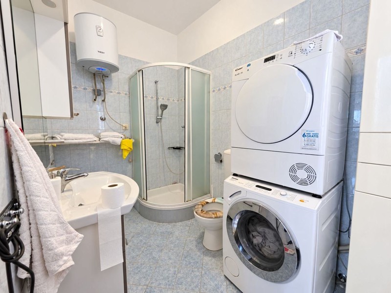 Bad mit Dusche, Waschmaschine und Trockner