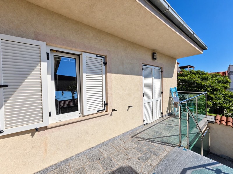 Terrasse am Haus mit Fensterläden