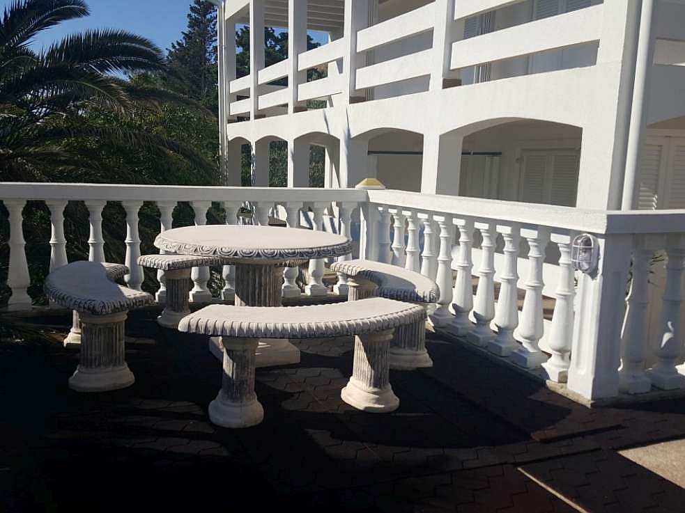 Frontansicht der Villa auf Pag am Meer, die zum Verkauf steht.