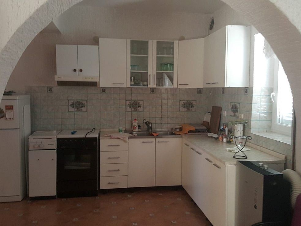 Eine der Küchen der Villa auf Pag, die zum Verkauf steht