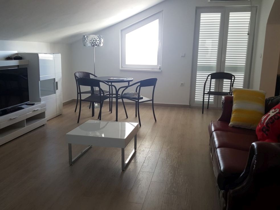 Eines der renovierten Wohnzimmer mit Küche in der Apartment-Villa, die zum Verkauf steht