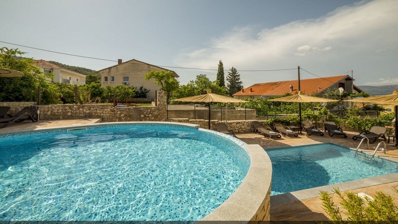 Mediterrane Appartements mit Swimmingpool und Meerblick auf der Insel Ciovo in Kroatien - Panorama Scouting.