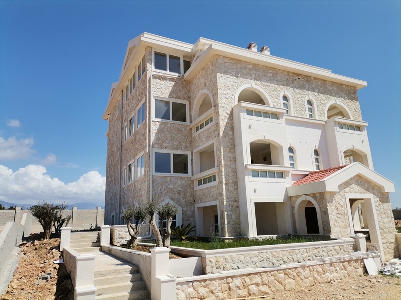 Wohnungen im Erdgeschoss eines Neubaus auf der Insel Pag in Kroatien - Panorama Scouting GmbH.