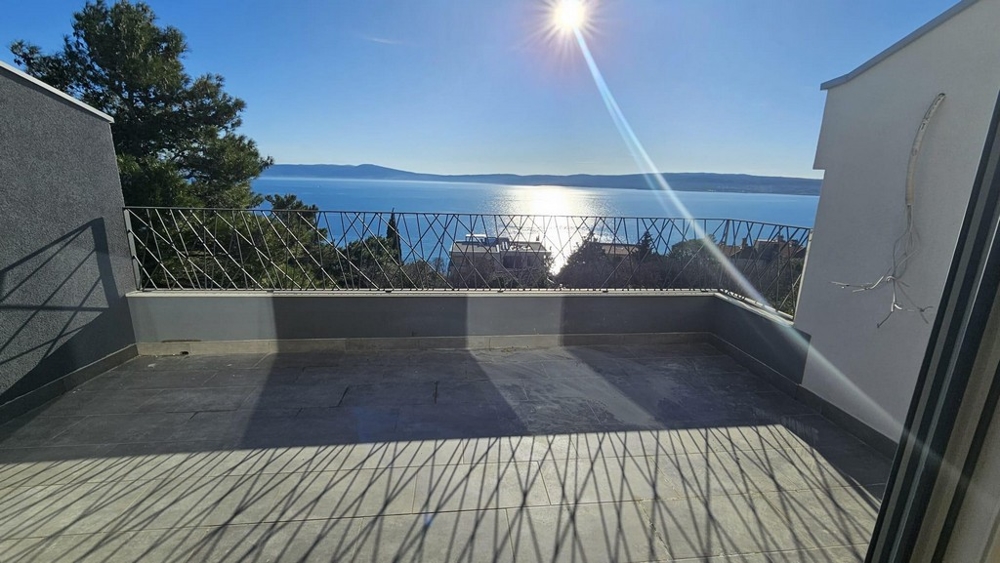 Helle Terrasse einer modernen Wohnung zum Verkauf in Crikvenica mit atemberaubendem Meerblick und klarem blauem Himmel