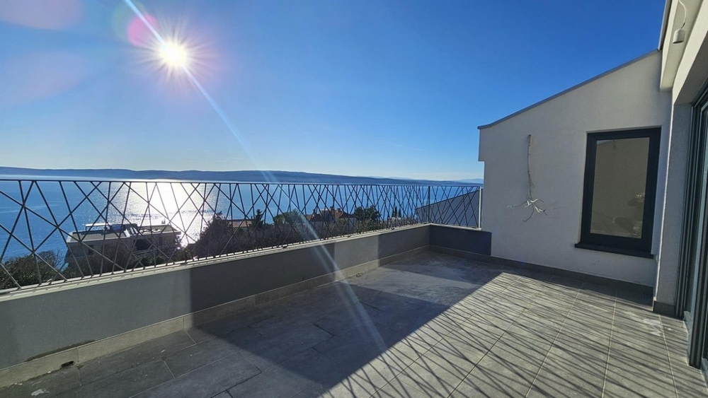 Geräumiger und sonniger Balkon mit Blick auf das Meer in einer Wohnung in Crikvenica, zeigt ruhiges Wasser und Horizont