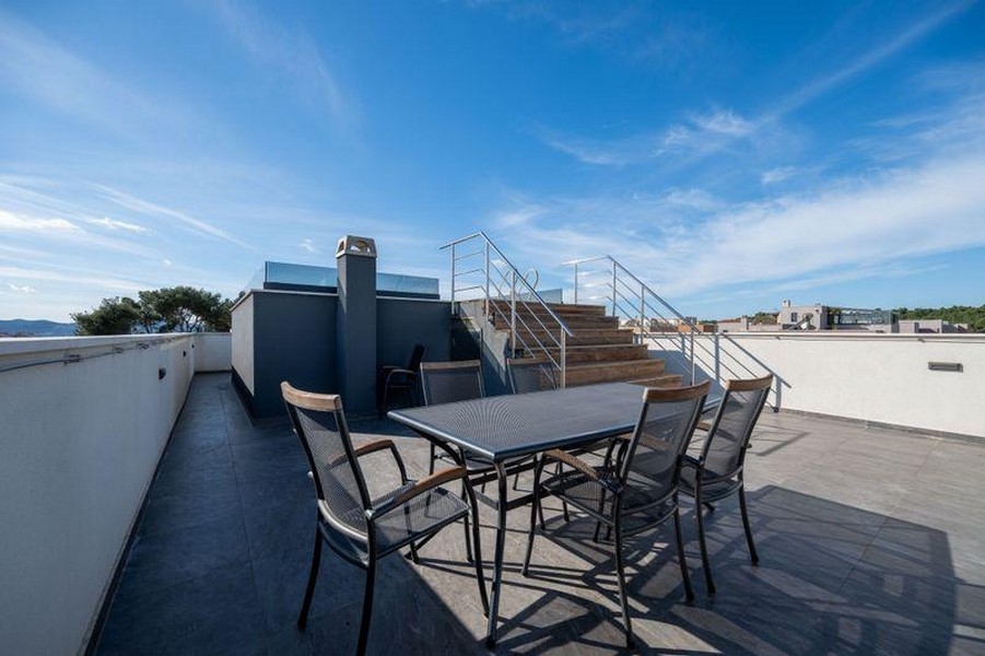 Dachterrasse mit Sitzgruppe und Blick über Zadar