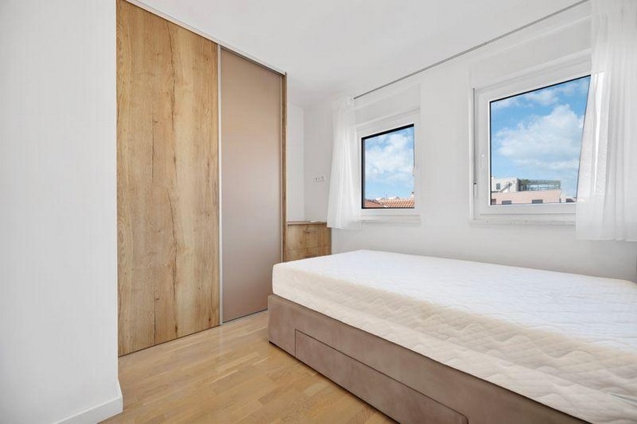 Schlafzimmer mit Einzelbett und Einbauschrank