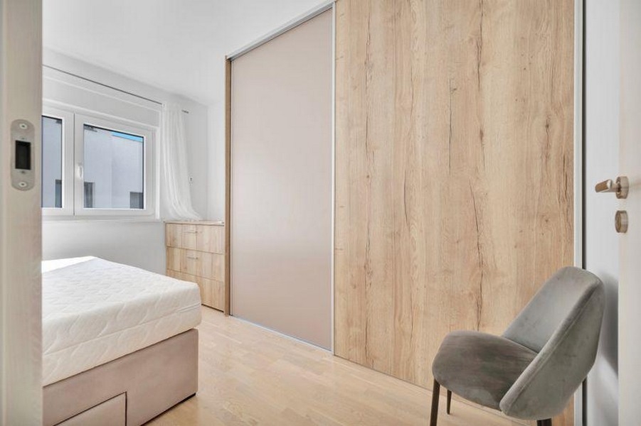 Schlafzimmer mit Bett und Schiebetürenschrank