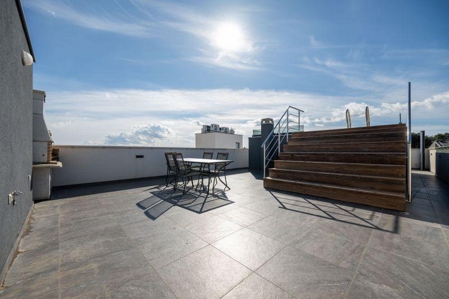 Große Dachterrasse mit Sitzplatz und Holzdeck