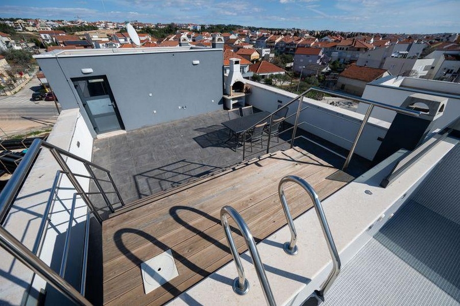 Dachterrasse mit Pool und Blick auf Zadar in Kroatien