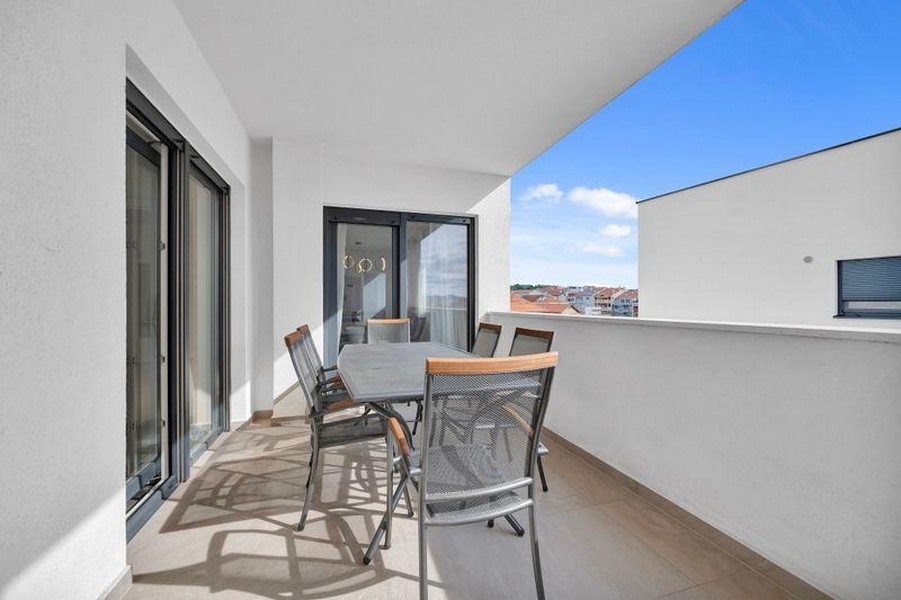 Balkon mit Tisch und Stühlen