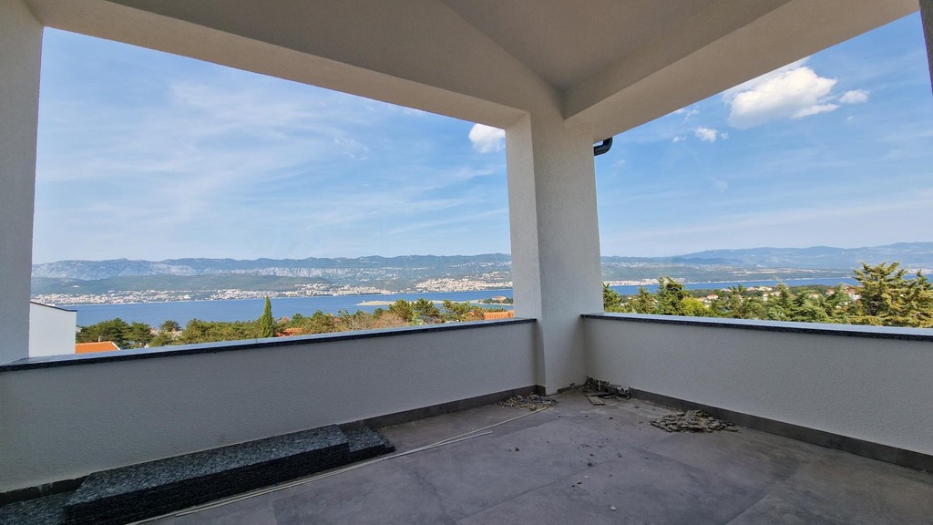 Überdachte Terrasse mit Brüstung und Blick auf Bucht und Küste