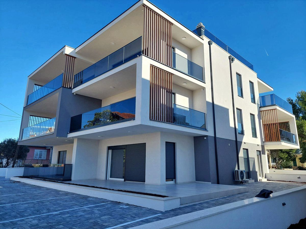 Fertiges Wohnhaus mit Holzlamellen in Srima bei Vodice