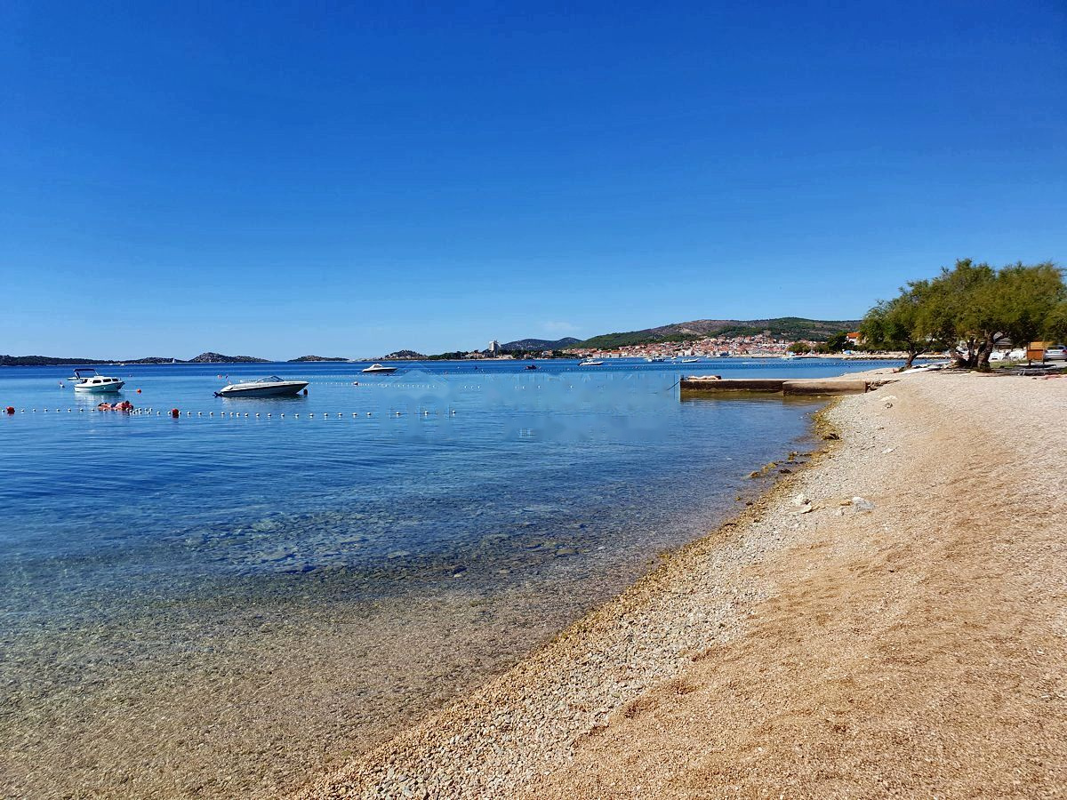 Bucht bei Srima mit Booten und Badestrand