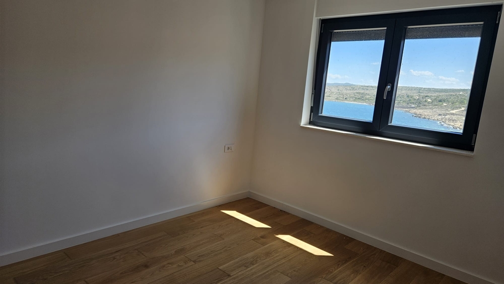 Das moderne Badezimmer mit Marmorplatten an der Wand.