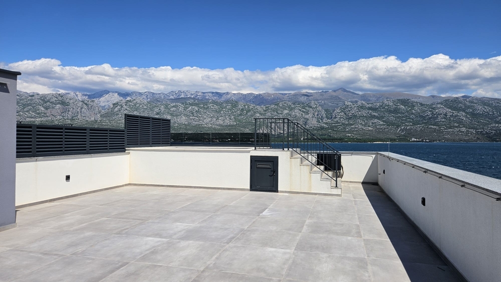 Dachterrasse mit Swimmingpool und Meerblick der Immobilie A2382 bei Zadar, Kroatien.