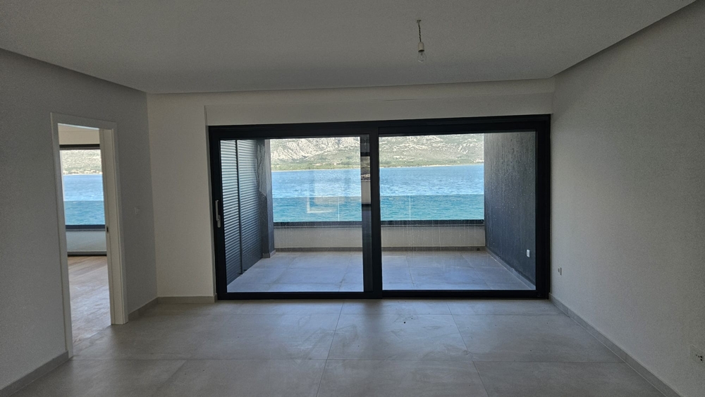 Meerblick von der modernen und überdachten Terrasse der Immobilie A2382 bei Zadar in Kroatien.