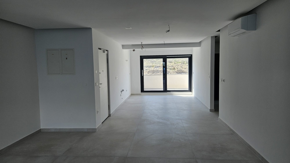 Wohnzimmer mit Terrasse und Meerblick.