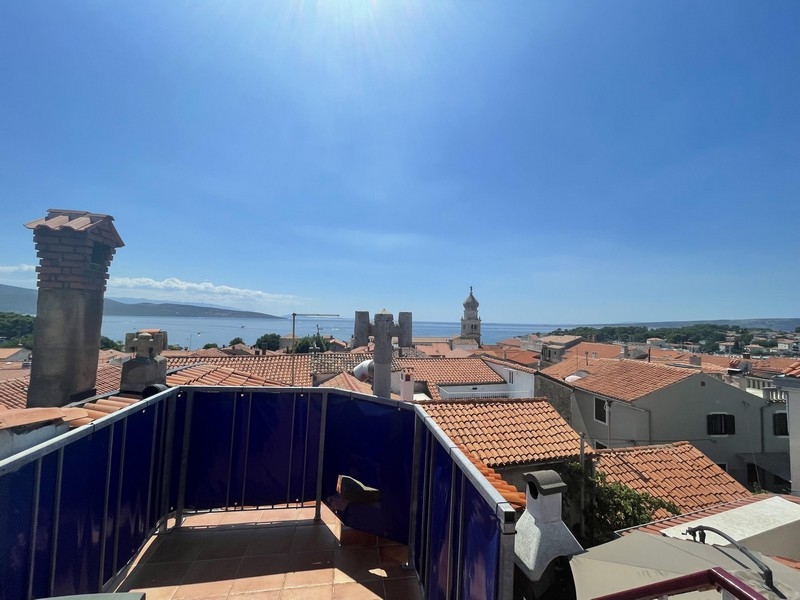 Dachterrasse mit Blick über die Altstadtdächer zum Kirchturm