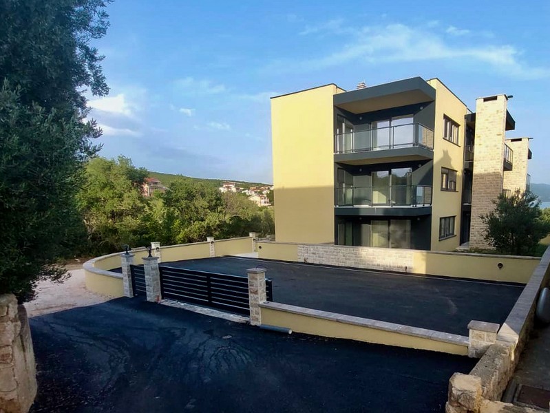 Balkonblick eines Apartments zum Verkauf mit Aussicht auf das adriatische Meer in Zadar, Kroatien