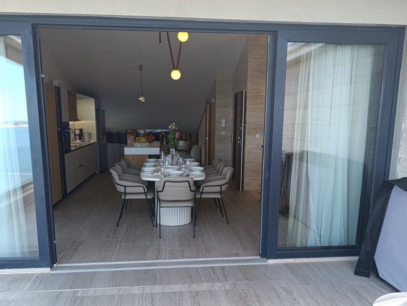 Blick auf die moderne Terrasse und das Meer in Kroatien - Panorama Scouting.