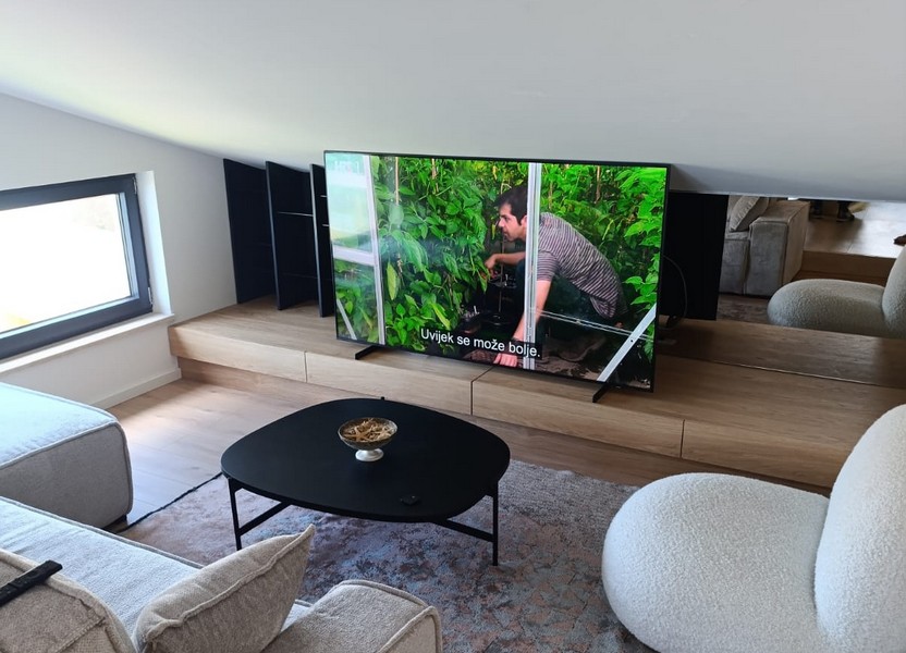 Ein Aufzug führt direkt in die obere Etage der Wohnung A2806, die in Kroatien am Meer zum Verkauf steht.