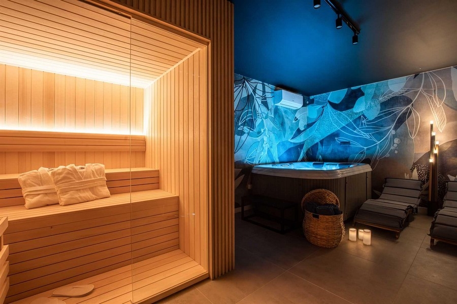 Wellnessbereich mit Sauna und Whirlpool.