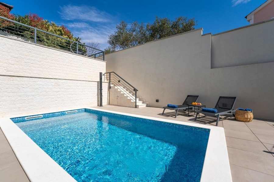 Swimmingpool der Immobilie (Luxuswohnung), die auf der Insel Krk in Kroatien zum Verkauf steht.
