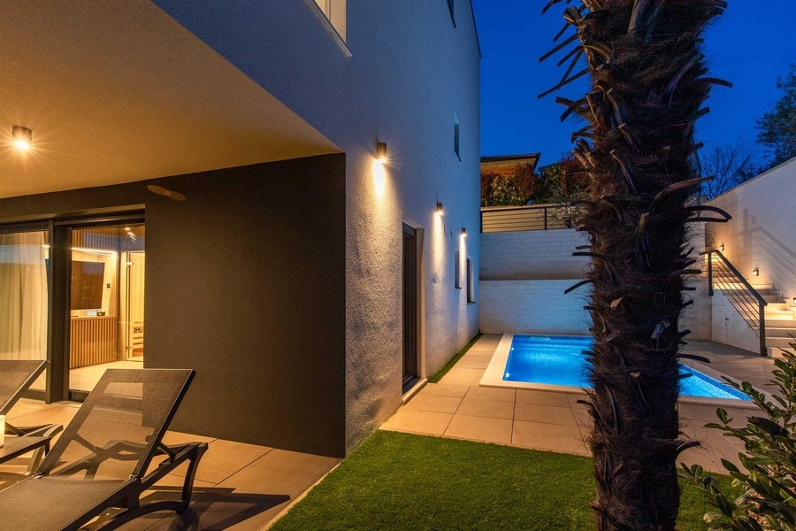 Garten und Pool sowie Terrasse des Appartements A2905, Kroatien.