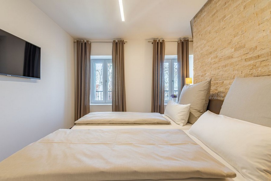 Schlafzimmer mit TV.