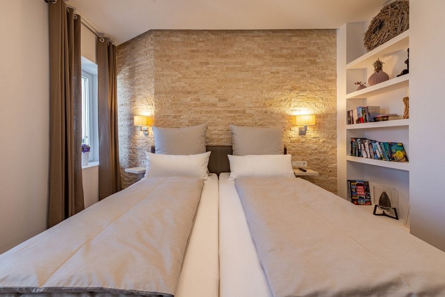 Schlafzimmer mit Doppelbett.
