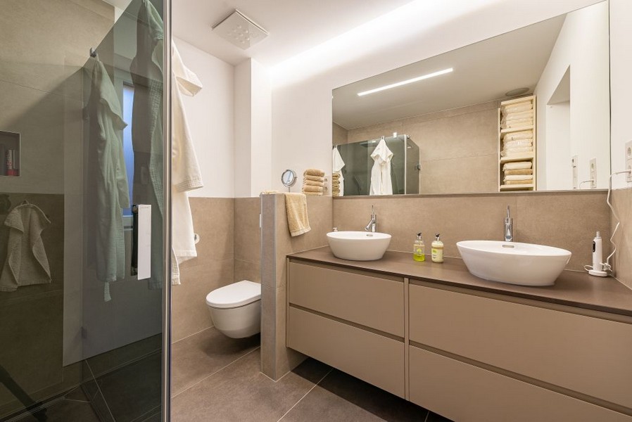 Hell gestaltetes und modernes Badezimmer