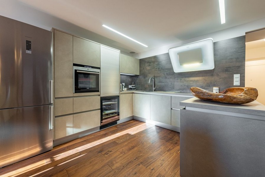 Moderne Küche der Wohnung A2950.