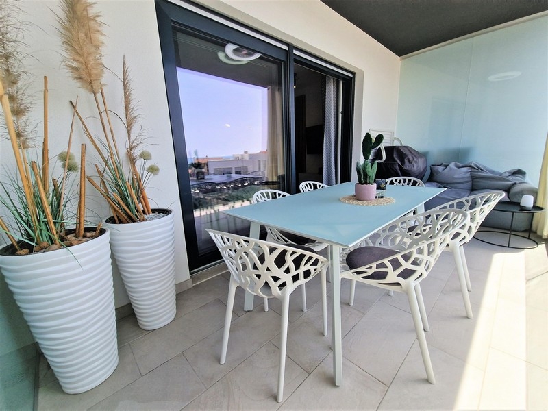 Großzügiger Balkon mit Blick auf das 600 Meter entfernte Meer