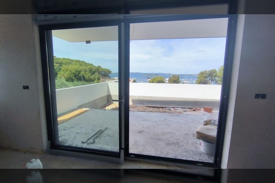 Großzügige Terrasse mit Blick auf das Meer