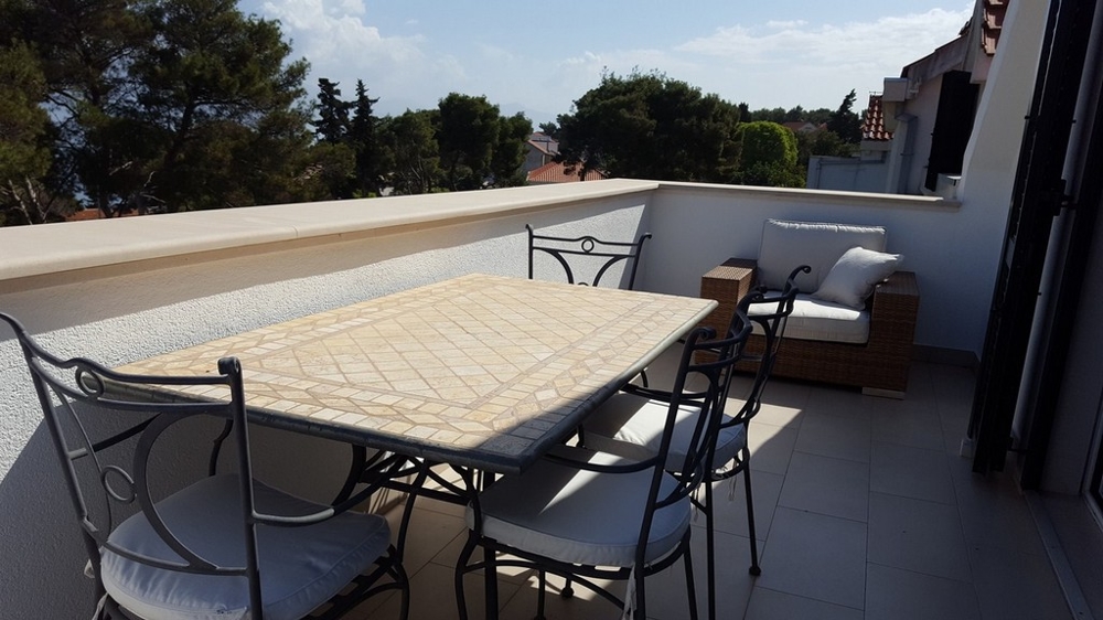 Terrasse der Immobilie A2989 in Kroatien - Panorama Scouting Immobilien. 