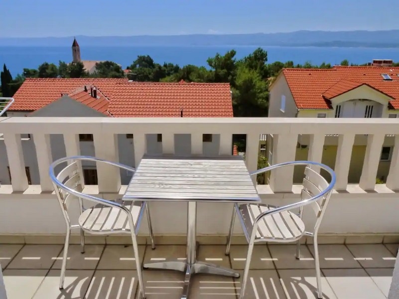 Panorama-Meerblick des Appartements A299, das in Kroatien im Ort Bol auf der Insle Brac zum Verkauf steht. 