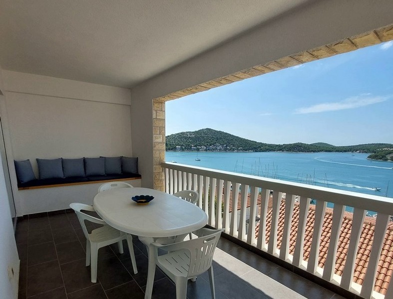 Überdachte Terrasse mit Gartenmöbel der Wohnung, die nahe dem Meer in Kroatien zum Verkauf steht. 