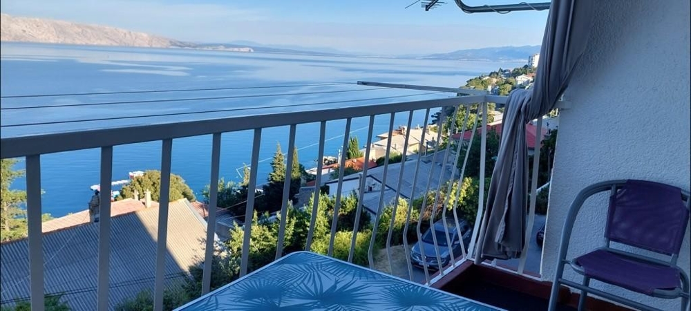 Wohnung mit Terrasse und Meerblick zum verkauf in Senj, Kroatien.