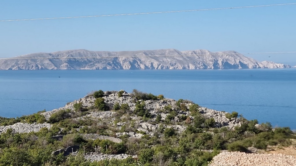 Meerblick des Appartements A3079, das in der Region Senj in Kroatien zum Verkauf steht. 