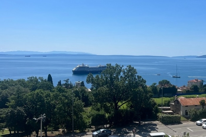 Panoramablick auf das Meer und ein Kreuzfahrtschiff von der Terrasse der Immobilie A3081.