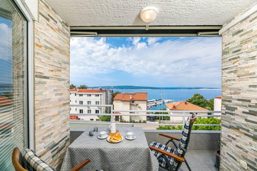 Überdachte Terrasse eines Appartements mit Meerblick in Crikvenica, Immobilien Crikvenica