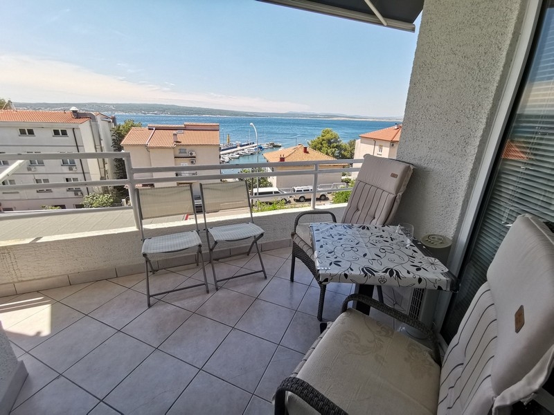 Wohnzimmer mit integrierter Küche und Essbereich in einem renovierten Appartement in Crikvenica