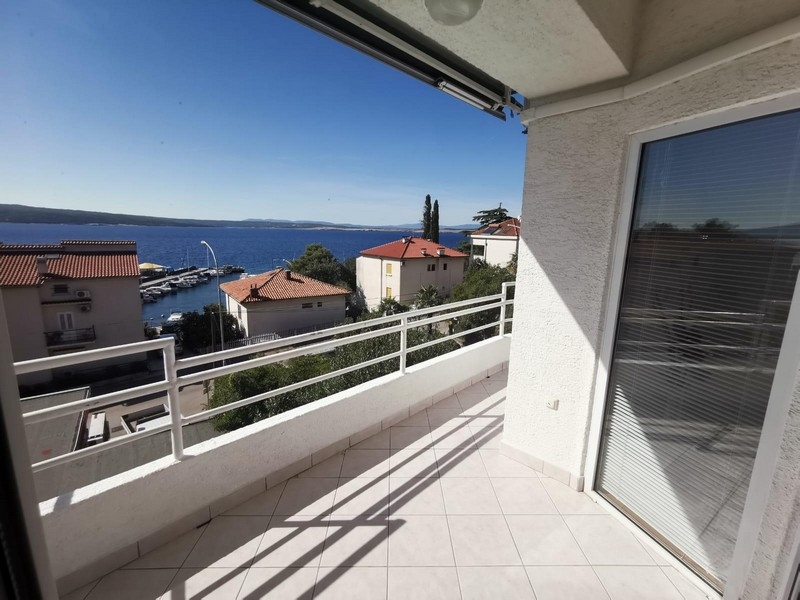 Wohnzimmer mit Zugang zur Terrasse und Ausblick auf das Meer in Crikvenica