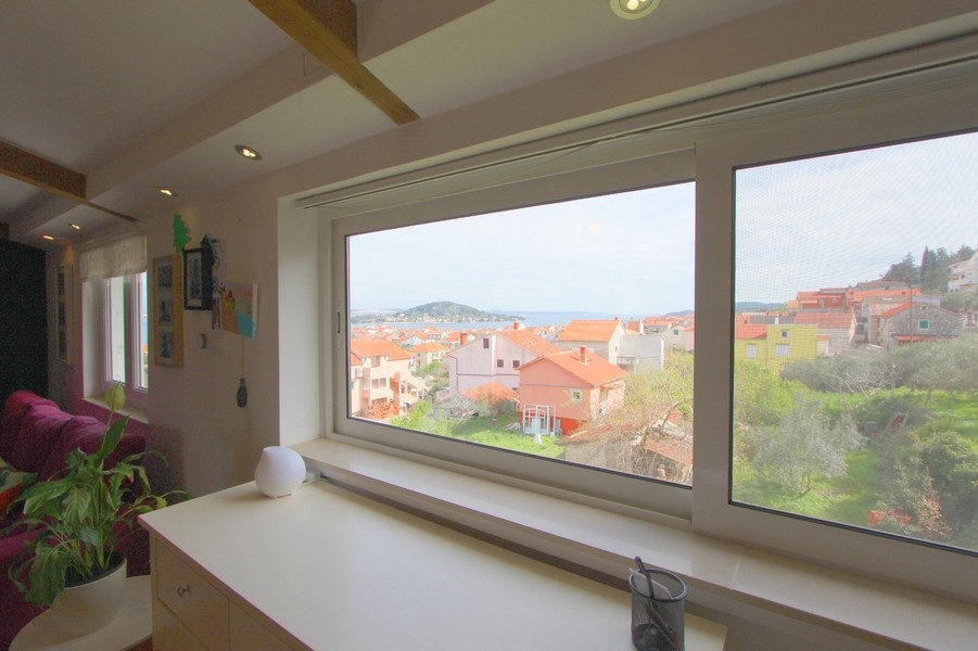 Blick aus dem Fenster einer modernen Wohnung in Kroatien mit Meerblick, angeboten von Panorama Scouting