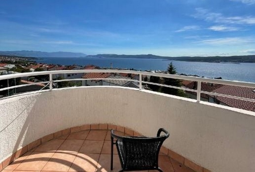 Geräumiges Wohnzimmer eines Appartements in Kroatien mit Holzboden und moderner Einrichtung - Immobilien Kroatien, Crikvenica